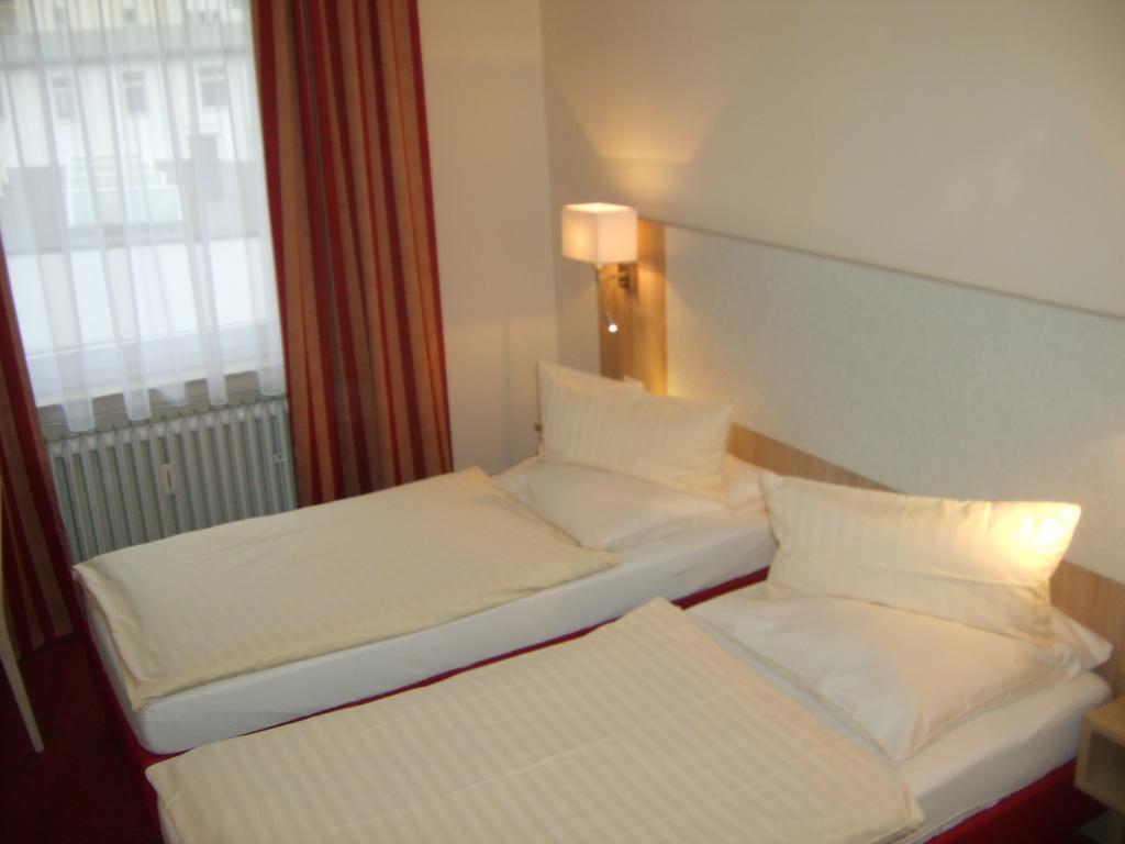City Hotel By Celina Hagen  Extérieur photo