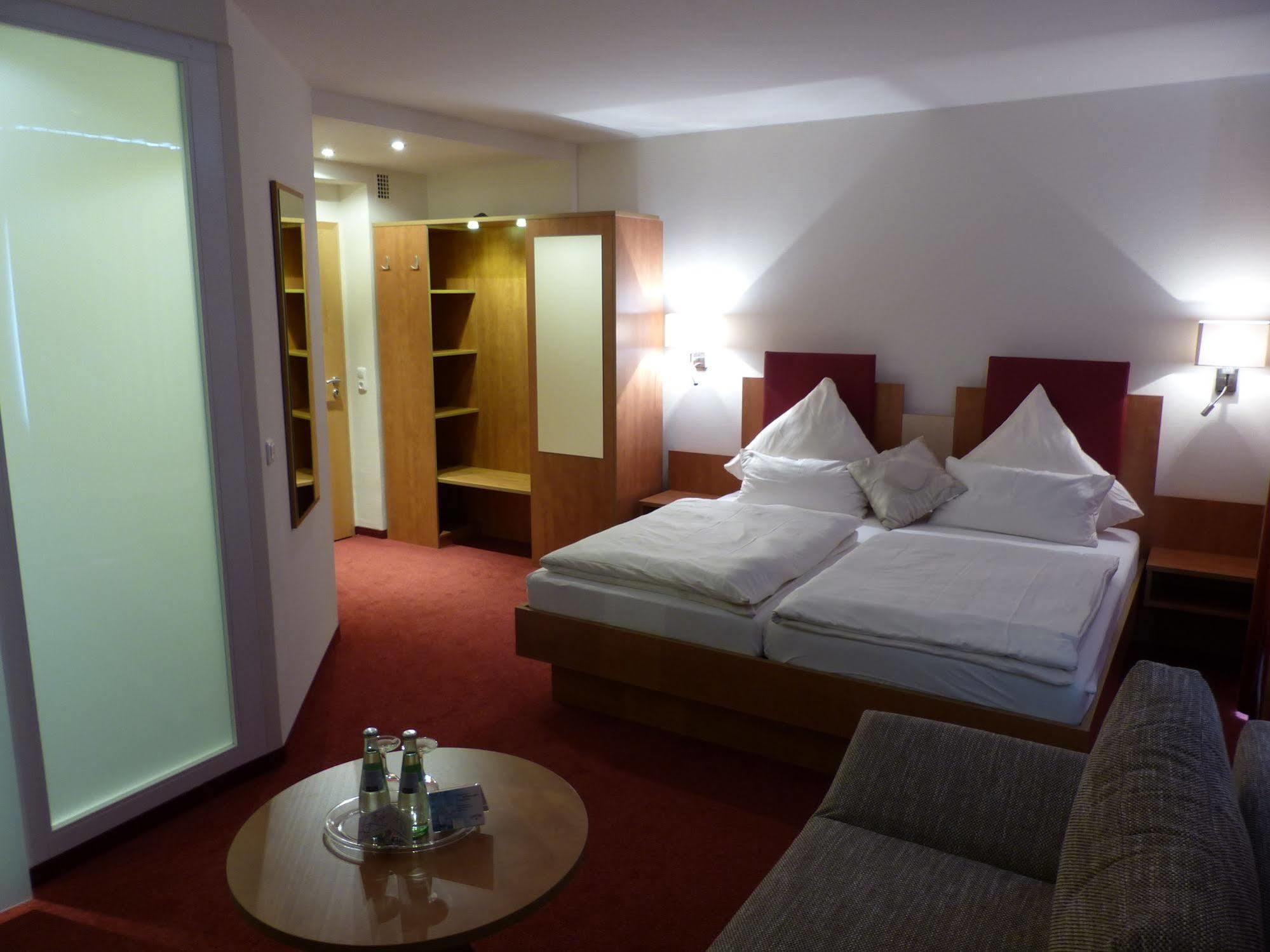 City Hotel By Celina Hagen  Extérieur photo