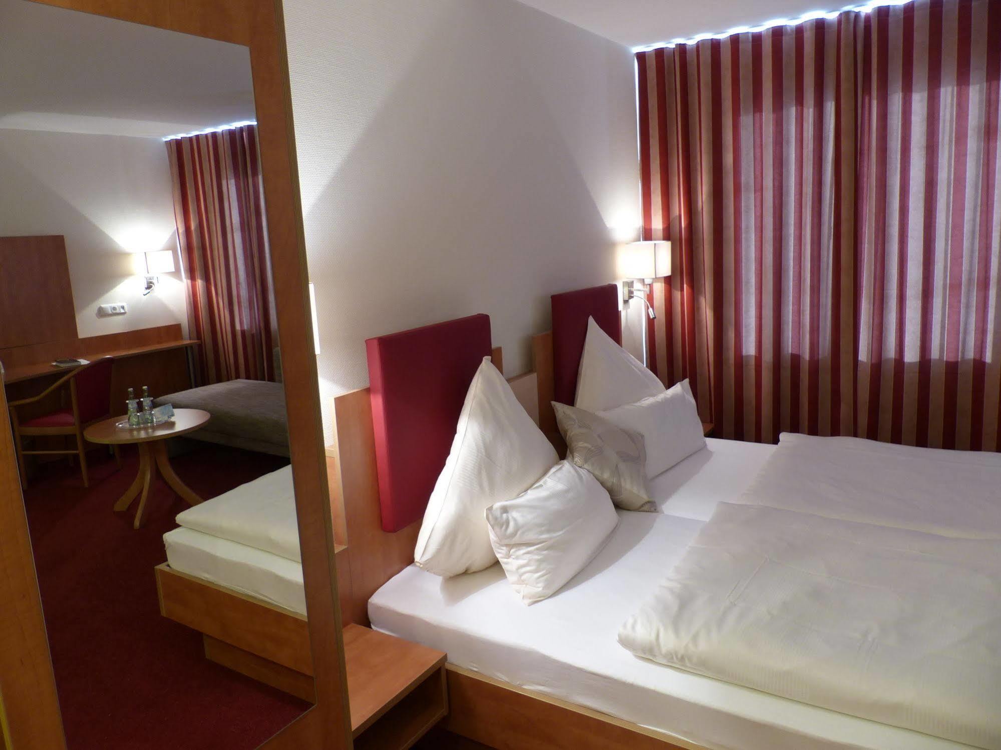 City Hotel By Celina Hagen  Extérieur photo